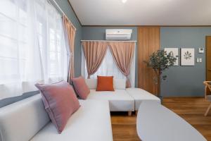 大阪駅まで1分 無料駐車場2台 寝室4部屋ベッド7台 最大11名利用