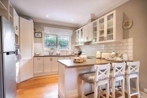 Modern 4BR Oasis in Heart of Glen Waverley