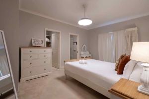 Modern 4BR Oasis in Heart of Glen Waverley