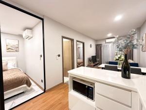 Top floor infinity pool apartment 11F complex 2BR Vacation preferred Free fitness Swimming Sauna Long-term rental