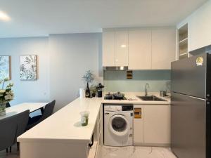 Top floor infinity pool apartment 11F complex 2BR Vacation preferred Free fitness Swimming Sauna Long-term rental