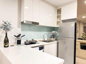 Top floor infinity pool apartment 11F complex 2BR Vacation preferred Free fitness Swimming Sauna Long-term rental