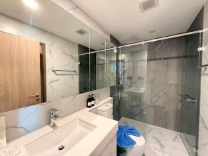 Top floor infinity pool apartment 11F complex 2BR Vacation preferred Free fitness Swimming Sauna Long-term rental