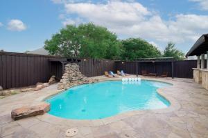 Prestigious 5BR 3B Home with Pool Sauna Game Room & Bar