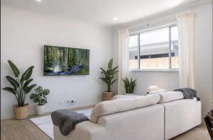 Modern 4-Bedroom Home in Pallara - Free Parking Close to Brisbane