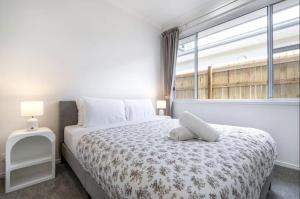 Modern 4-Bedroom Home in Pallara - Free Parking Close to Brisbane