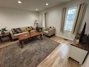 Spacious 2BR Apartment near Toledo, Sylvania & MI