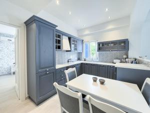 Reginas Studios & Apartments- Blue Flower apartment