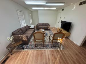 Modern 2BR Suite 202- Toledo & Sylvania Gateway