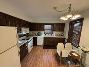 Modern 2BR Suite 202- Toledo & Sylvania Gateway