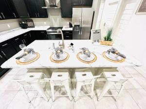 Entire Fully Equipped Basement Guest Apartment Home