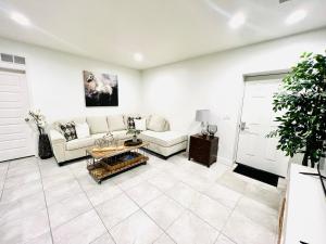 Entire Fully Equipped Basement Guest Apartment Home