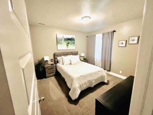 Entire Fully Equipped Basement Guest Apartment Home