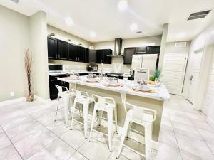 Entire Fully Equipped Basement Guest Apartment Home