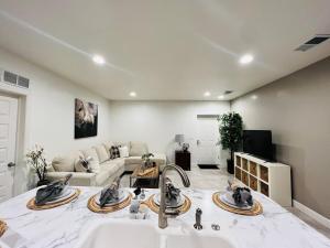 Entire Fully Equipped Basement Guest Apartment Home
