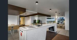 Modern 2BR apartment in the heart of Broadbeach