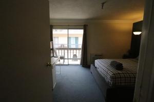 Beverly Hills Queen Bed Studio