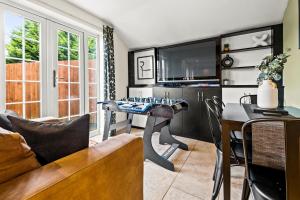 Contractor House in Leicester - 6 Beds, 3 Car Driveway, Superfast WiFi, 3 Full Bathrooms