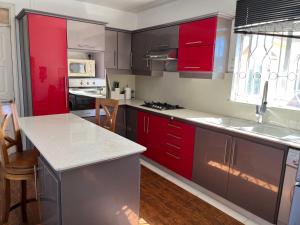 BR Court Apartment - 21 Sternes Avenue - 3 Bedrooms