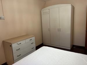BR Court Apartment - 21 Sternes Avenue - 3 Bedrooms