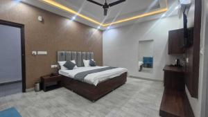 Hotel O Kaladhungi Crossway Road Formerly Trishul