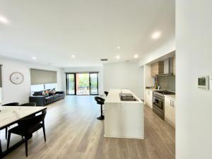 Stunning 4 X Bed Holiday Home In Kalkallo - Only 28KM From MEL Airport