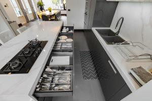 Thong Lo Modern Pool Villa In Center Of Bangkok