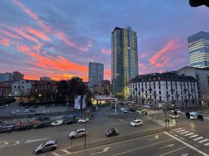 SkyJoy - 3rd floor, two bedrooms apt, strong WiFi, 8 minutes to Central Station, Porta Nuova, Isola, Milan