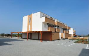 2 Bedroom Nice Apartment In Nin