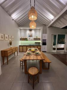 Casa Oliva - Tropical Pool Villa on Trendy Seminyak Eat Street