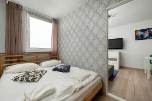 Functional Apartment with a View of the City in a Quiet Area of Wrocław by Noclegi Renters