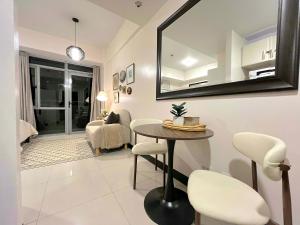 Vintage Colonial Chic with Netflix Disney at Manhattan