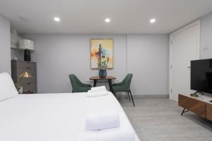 Cozy Studio, The Broadway, Next to Woodford Tube