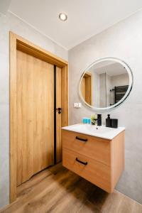 Piotrkowska Harmony Apartment by BookingHost