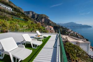 Casa Famuli, 200 steps from the road