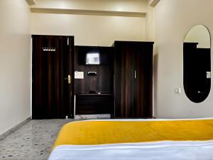 Hotel Vrinda Sarovar 800 m from mathura junction