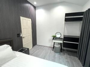 Luxury 3BR Private House with Garden shared Pool Central Chiang Rai