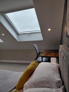 Quiet Room with en-suite , close to University, Whiteladies and Gloucester rd