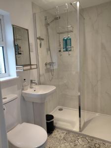 Quiet Room with en-suite , close to University, Whiteladies and Gloucester rd