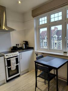 Quiet Room with en-suite , close to University, Whiteladies and Gloucester rd