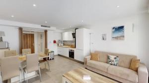 Lumineux 3 pièces avec terrasse et parking - proche plage