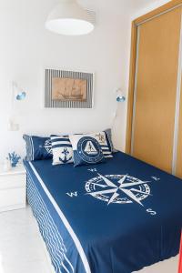 Gran terraza con vistas al mar, piscina y parking privado