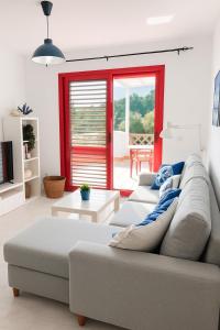 Gran terraza con vistas al mar, piscina y parking privado