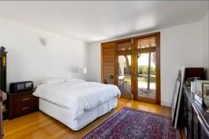 Paradise Point, beautiful and secluded, ocean views, 800m lake frontage