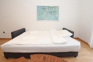 Airy Apartment Near Uetliberg Nature