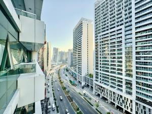 Homes2Retreat - Stylish 1BR with Balcony in Business Bay