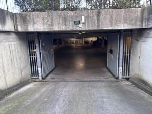 Modern Spacious Flat near City and Airport with parking & WiFi