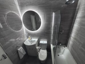 Modern Spacious Flat near City and Airport with parking & WiFi