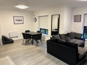 Modern Spacious Flat near City and Airport with parking & WiFi