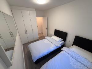 Modern Spacious Flat near City and Airport with parking & WiFi